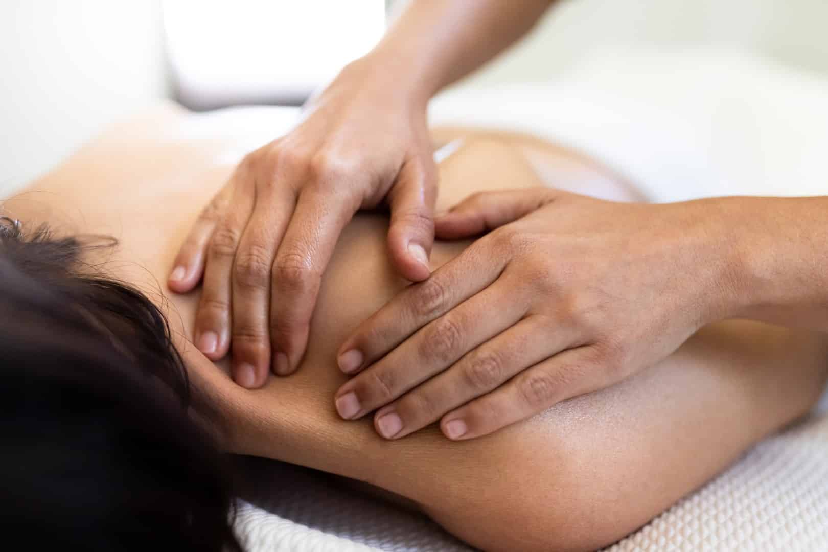 closeup of woman s hands giving a relaxing back ma 2025 01 09 12 27 30 utc